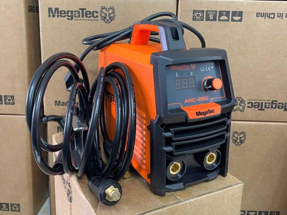 Cận cảnh các chi tiết chính của Megatec ARC-250 cho thấy máy gọn và dễ thao tác.