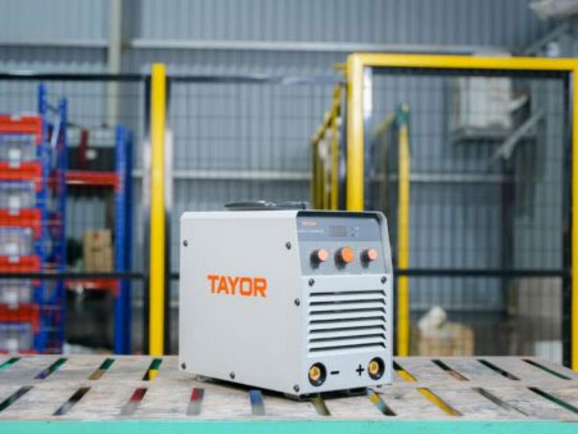Màn hình LED và bảng điều khiển giúp theo dõi, chỉnh dòng hàn trực quan.
