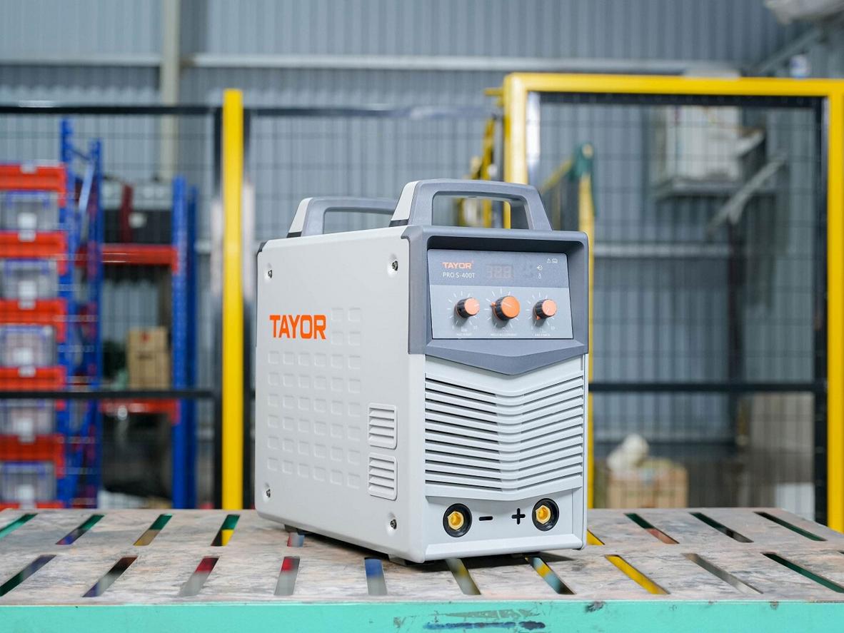 Inverter IGBT giúp máy vận hành ổn định và tiết kiệm điện.