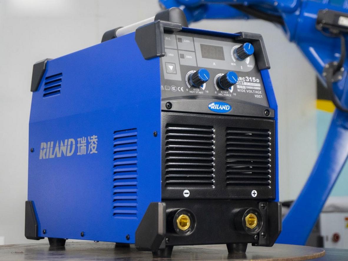 Hỗ trợ 220V và 380V giúp máy linh hoạt trong nhiều môi trường làm việc.