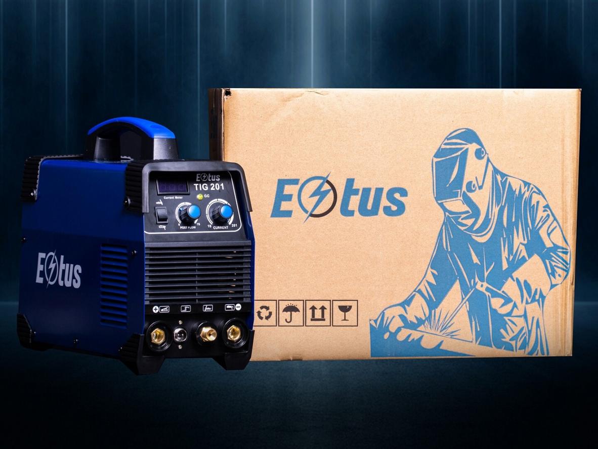 Cận cảnh máy hàn Tig ESTUS TIG 251 với bảng điều khiển trực quan và thông số rõ ràng.