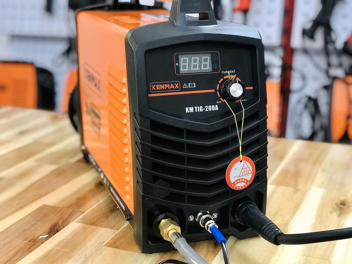 Dải 20–200A và công suất 4.6KVA giúp Kenmax KM Tig 200A phù hợp xưởng nhỏ.