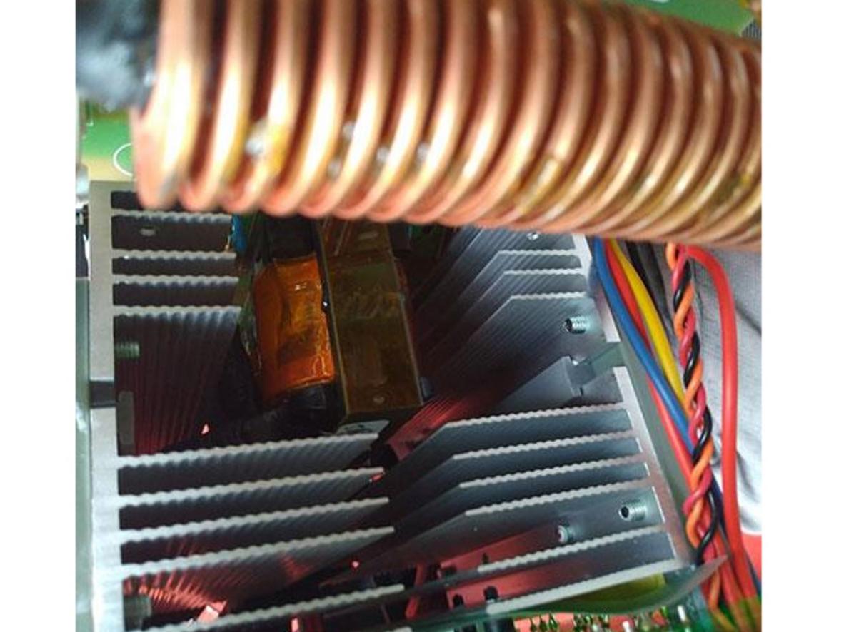 Cụm công suất MOSFET giúp TIG 200CE bắt hồ quang nhạy và chạy ổn định.