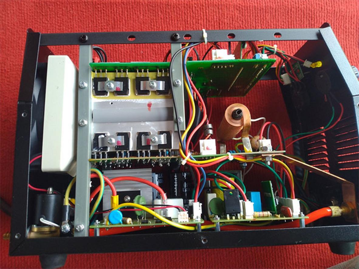 Nguồn 220V ± 15% giúp TIG 200CE phù hợp với xưởng nhỏ và điện dân dụng.