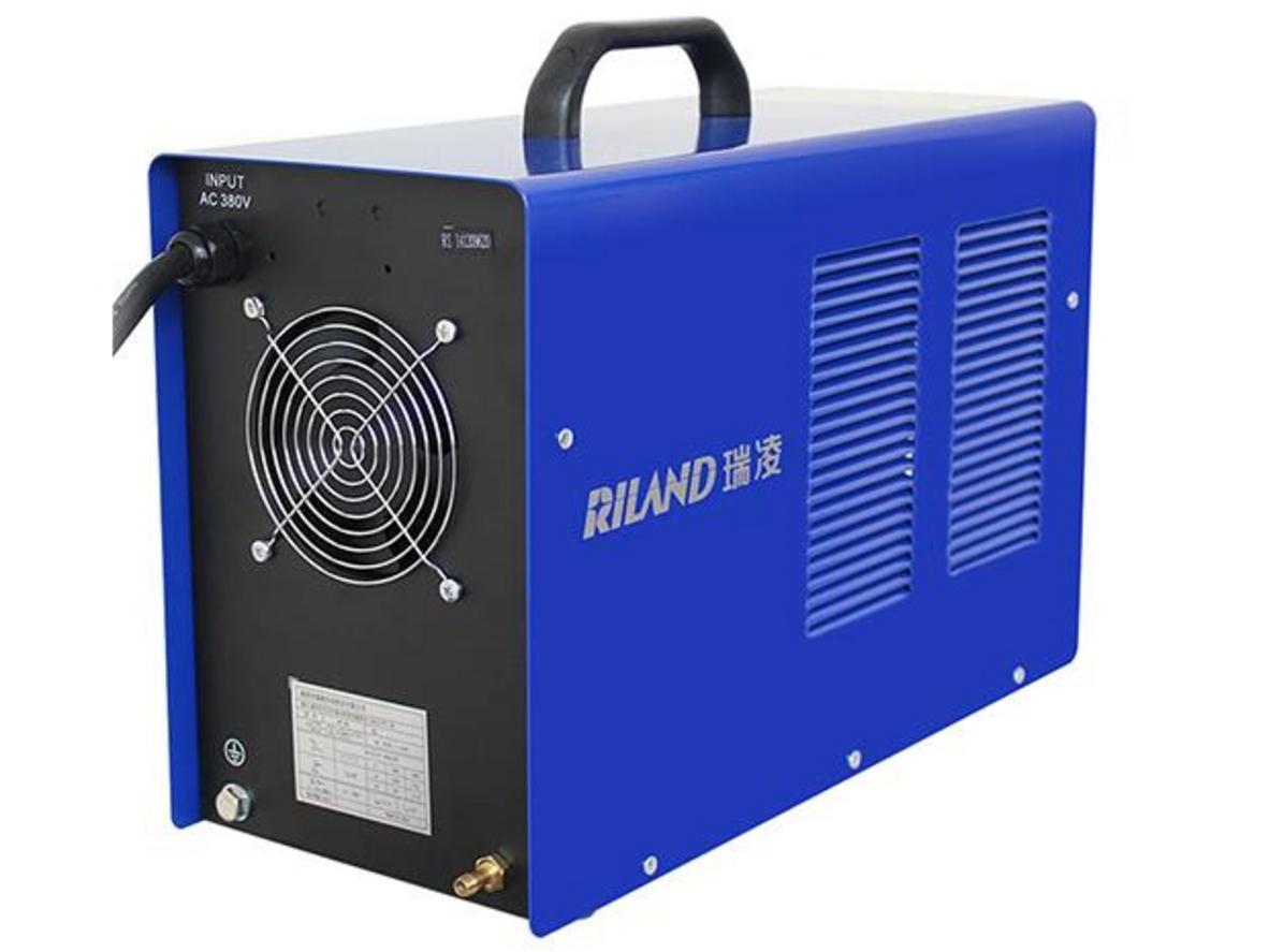Nguồn 3 pha 380V và công suất 8.2 KVA giúp máy chạy ổn định trong xưởng.