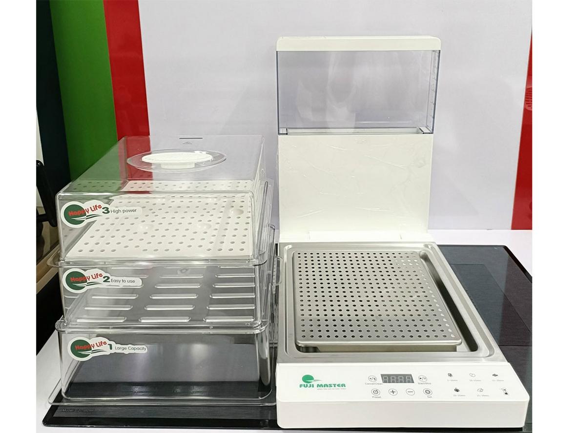 Bình nước 1.7 lít hỗ trợ hấp liên tục khoảng 1 giờ cho bữa ăn gia đình.