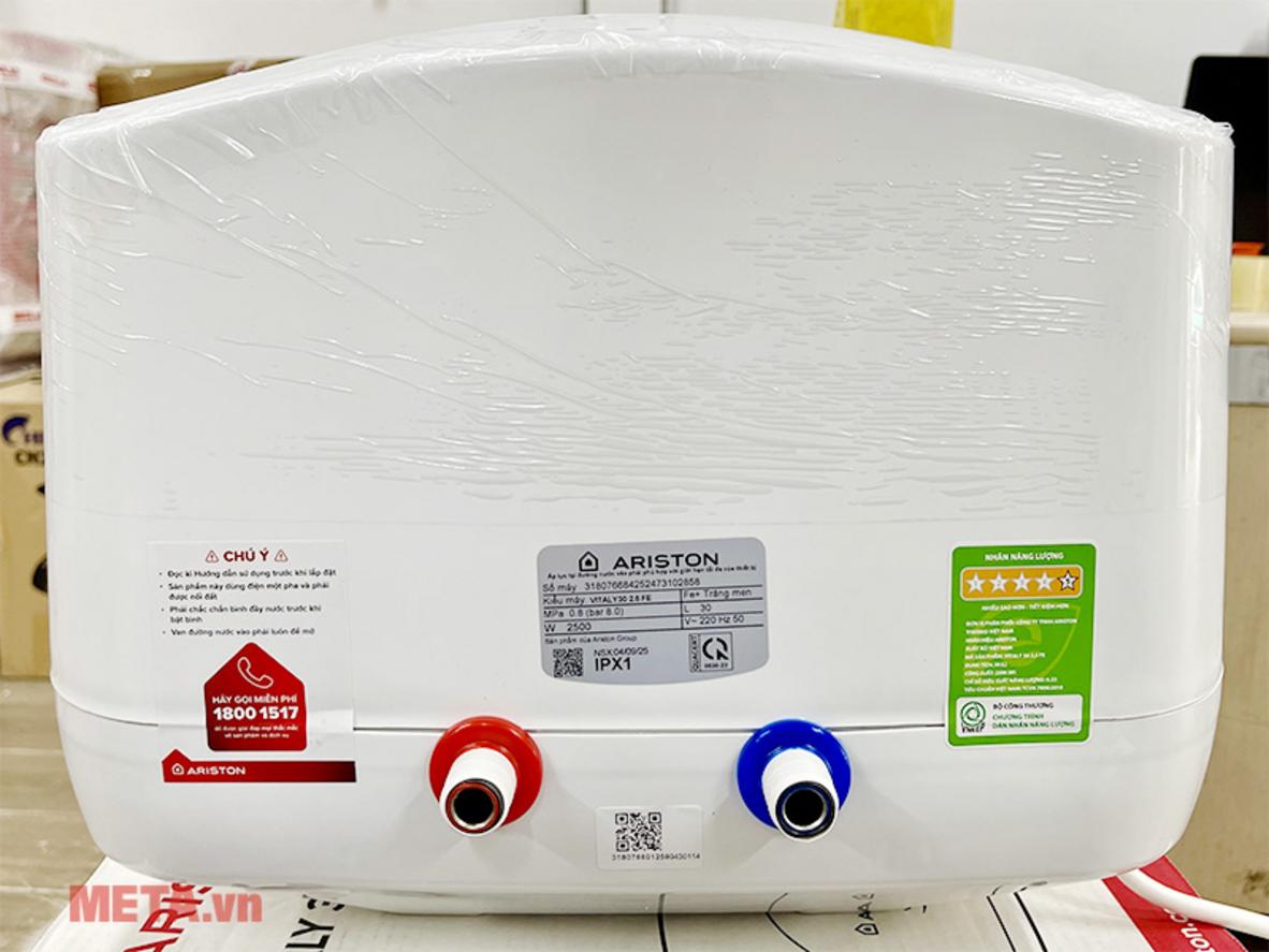 Ariston Vitaly 30 2.5 FE treo tường gọn gàng, phù hợp phòng tắm gia đình.
