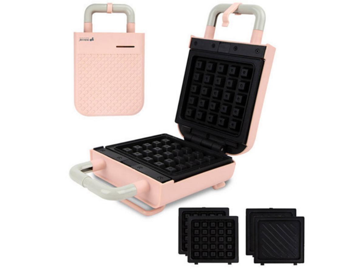 Máy nướng waffle nhỏ gọn, phù hợp làm bánh tại nhà.