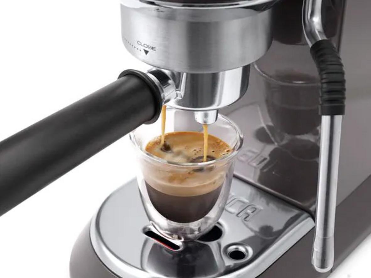 EC885.GY cho trải nghiệm espresso và cappuccino gọn gàng, chuyên nghiệp hơn.