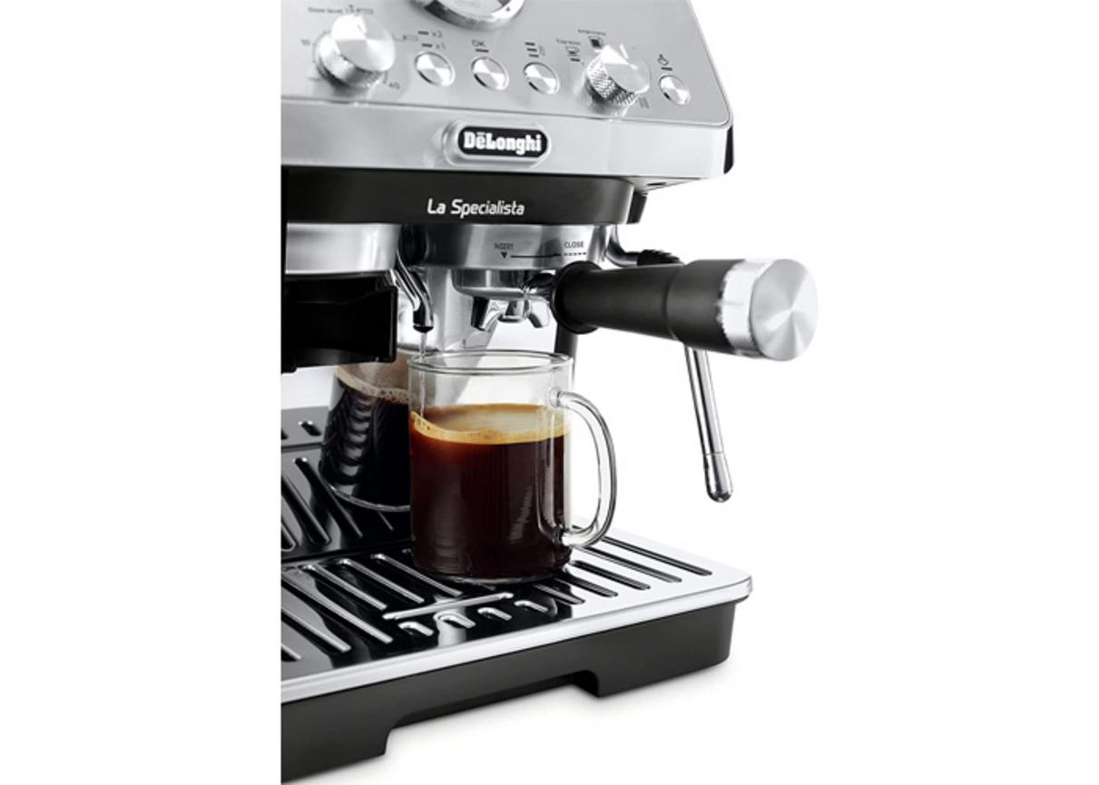 Các chi tiết của EC9155.MB cho thấy khả năng kiểm soát xay, nhiệt và chiết xuất kiểu barista.