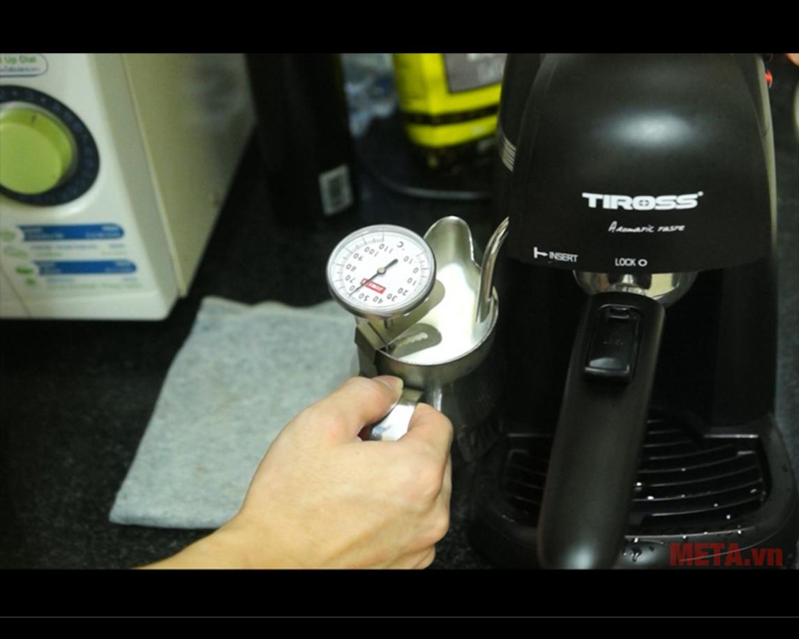 Máy pha cà phê Espresso Tiross TS620 nhỏ gọn, dễ đặt trên quầy bếp hoặc bàn làm việc.