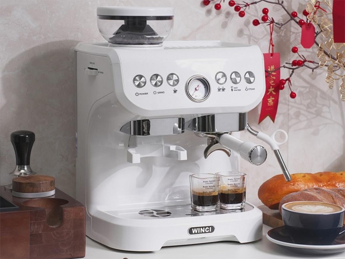 Máy pha cà phê Espresso Winci EM5212 tích hợp xay hạt, pha Espresso và đánh sữa trên một thiết bị gọn gàng.