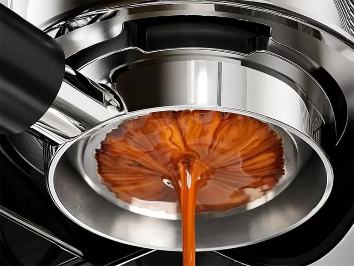 Winci EM58 cho phép pha espresso và đánh sữa gần như đồng thời nhờ 2 boiler độc lập.