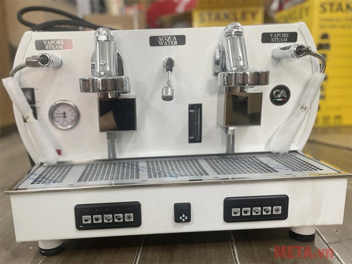 Máy pha cà phê La Nuova Era Altea Limited Root All White 2 G nổi bật với thiết kế All White sang trọng cho quầy bar hiện đại.