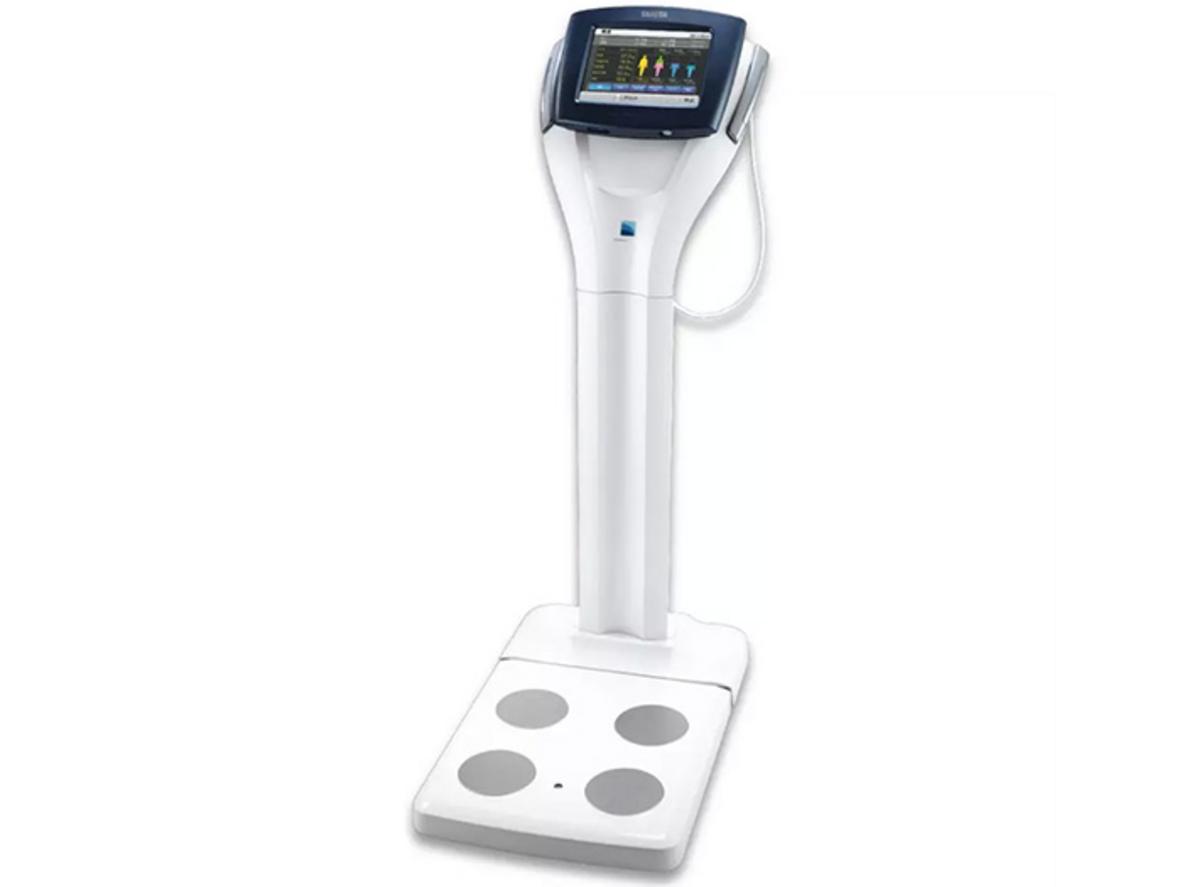 Tanita MC-980MA (đa tần) cho phân tích cơ thể cấp y khoa.