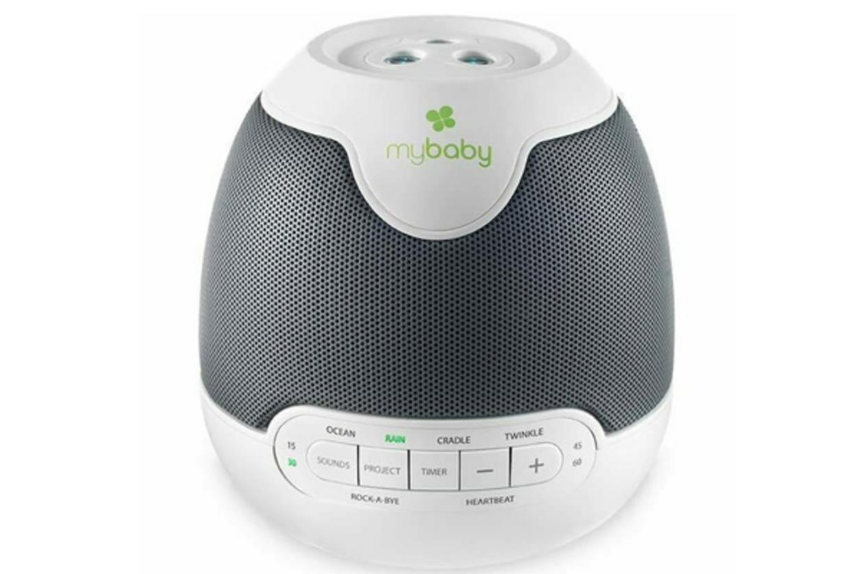Homedics MYB-S305/S305B/S305C nhỏ gọn, phát 6 âm thanh thư giãn và chiếu hình ảnh lên trần nhà để hỗ trợ ru ngủ.