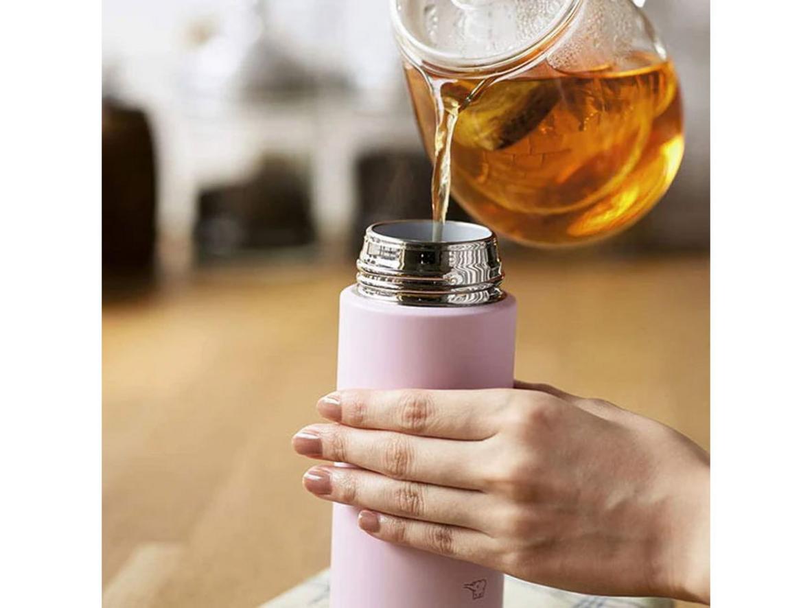 Miệng bình 4cm và nắp nguyên khối giúp dùng tiện và vệ sinh nhanh.