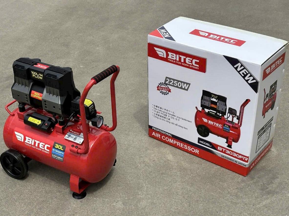 Motor dây đồng 100% và bánh xe di chuyển giúp máy bền, dễ dùng.