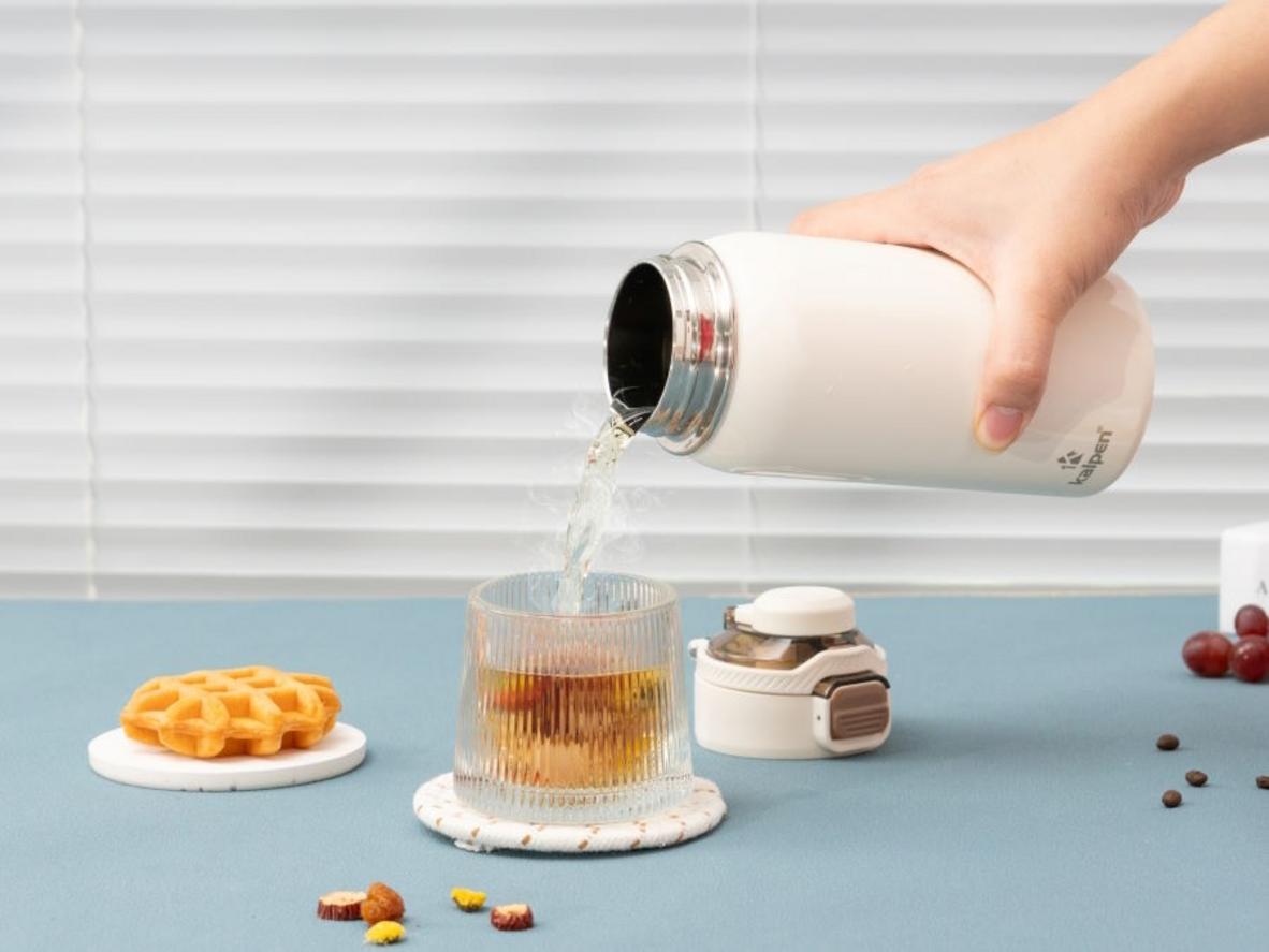 Nắp bấm mở nhanh và chi tiết tiện dụng