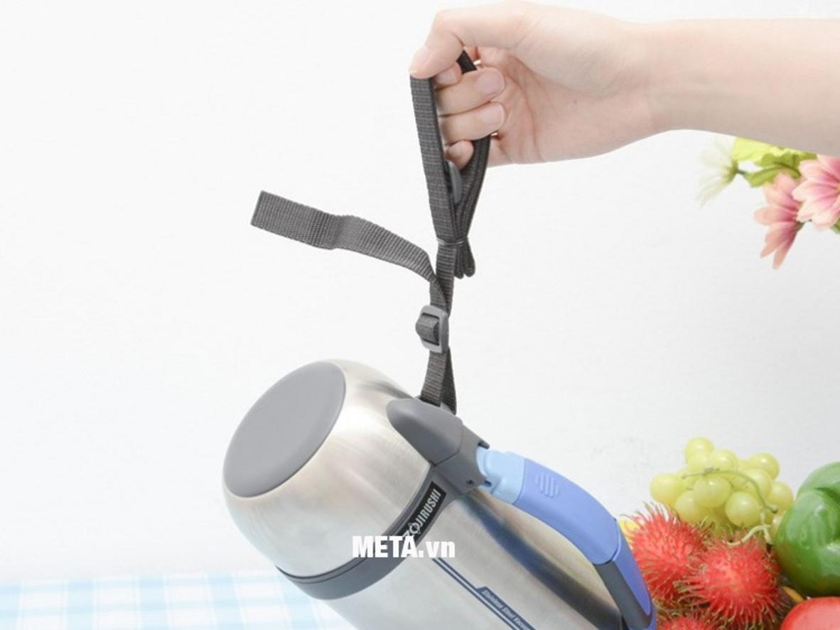Nắp one-touch cho thao tác rót nước nhanh và gọn.