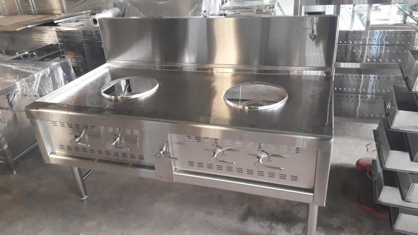 Khu nấu chính tập trung các thiết bị nhiệt như bếp Á, bếp Âu, bếp từ, lò nướng và tủ nấu cơm.