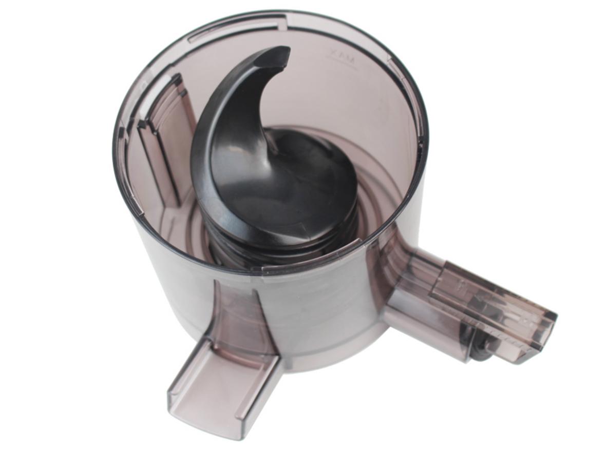 Ống tiếp nguyên liệu 110mm giúp ép nguyên quả tiện hơn.
