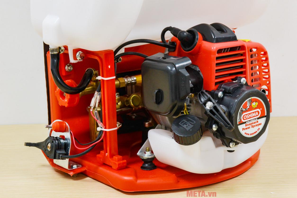 Dung tích 25 lít giúp phun lâu, giảm số lần châm thuốc.