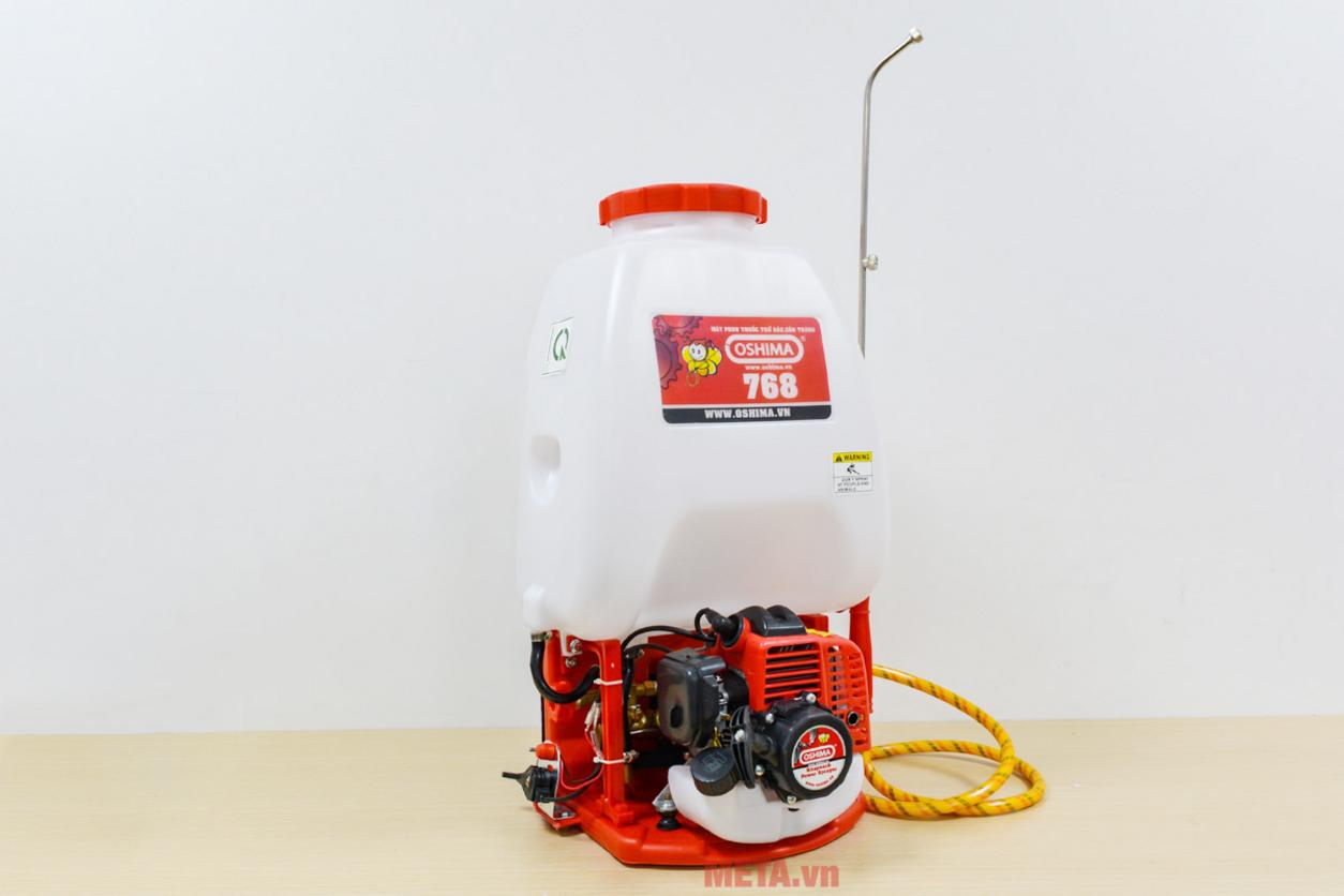 Dung tích 25 lít giúp phun lâu, giảm số lần châm thuốc.