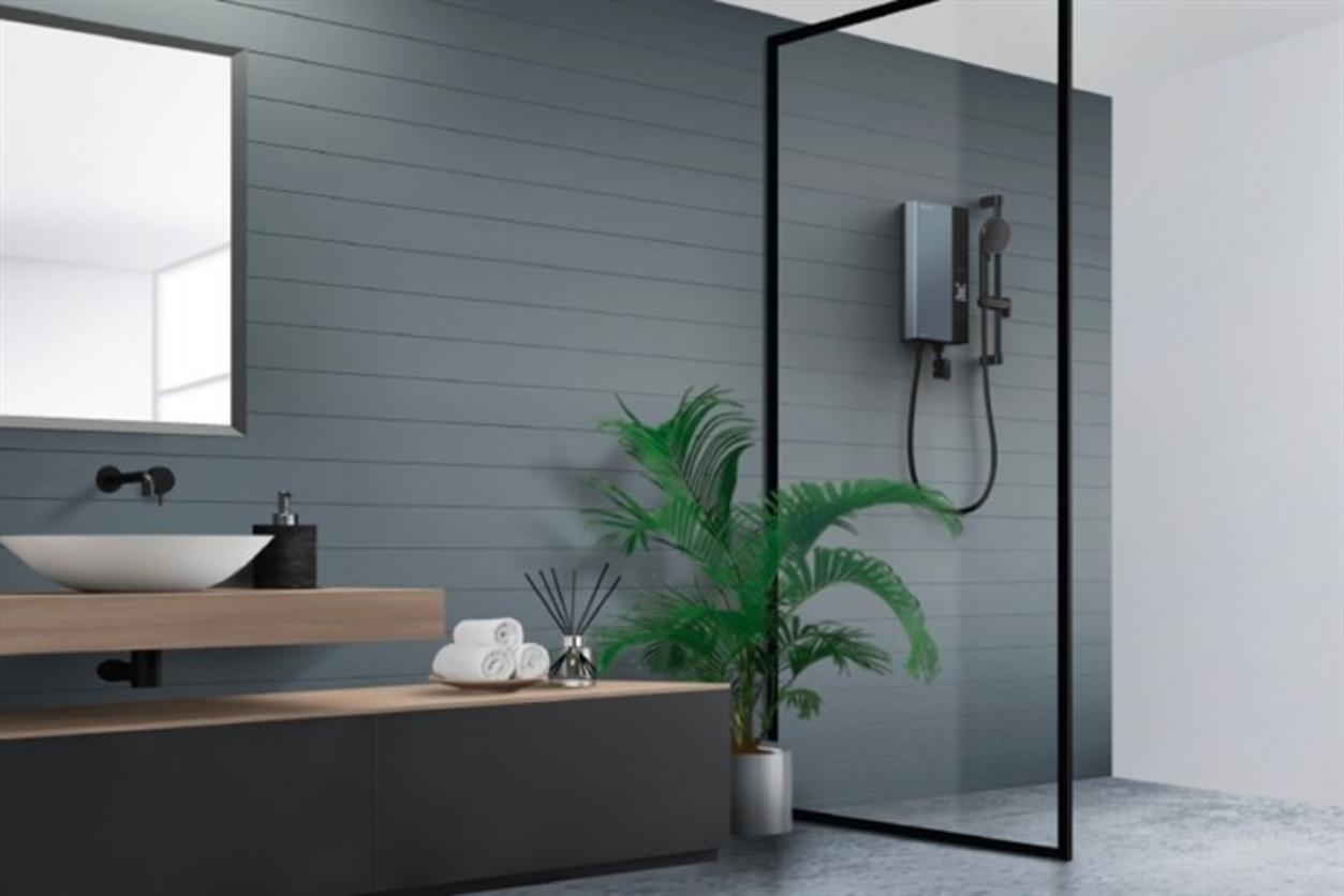Thiết kế gọn và vỏ ABS giúp máy phù hợp nhiều kiểu phòng tắm hiện đại.