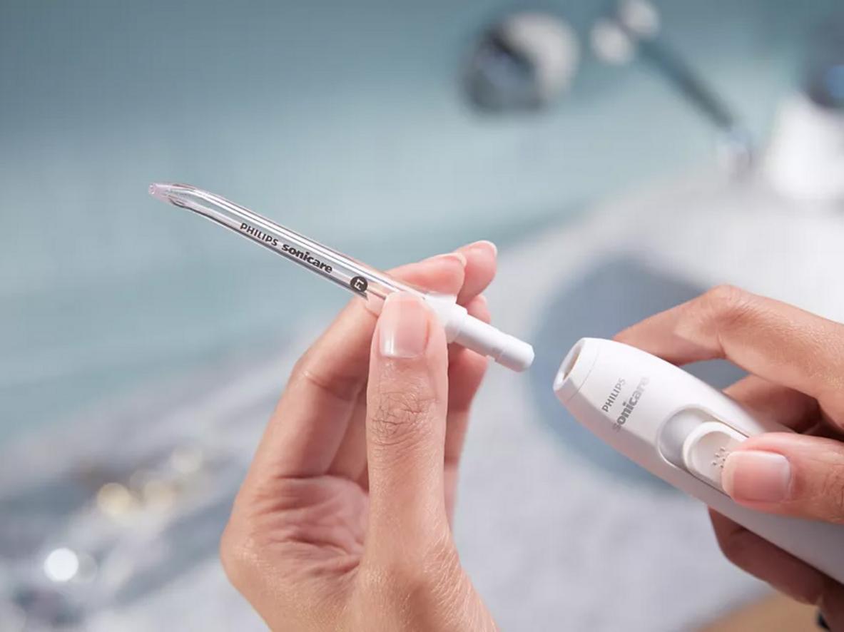 Thiết kế khớp nhấn giúp lắp đầu HX3042/00 nhanh và đúng chuẩn.