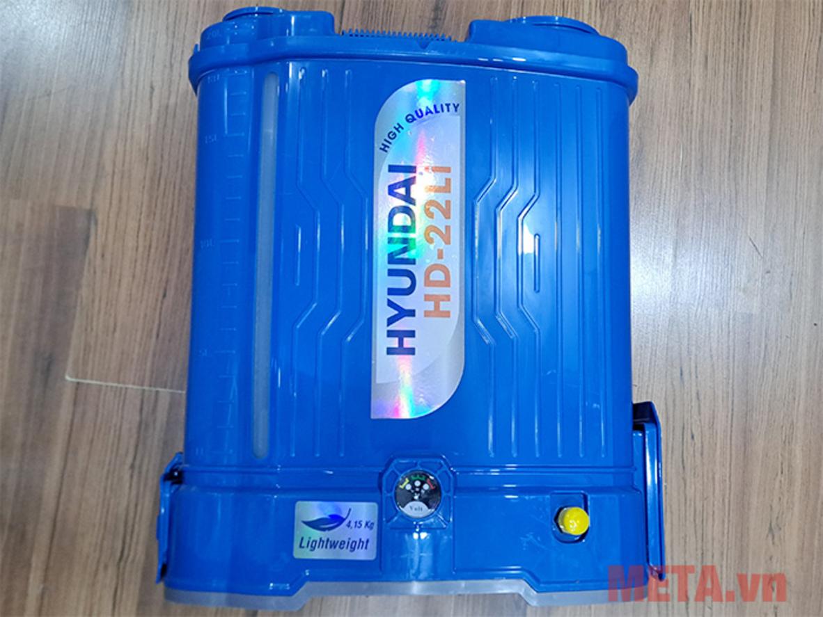 Pin Li-ion 12V-12AH giúp máy nhẹ hơn và thao tác linh hoạt hơn khi đeo lưng.