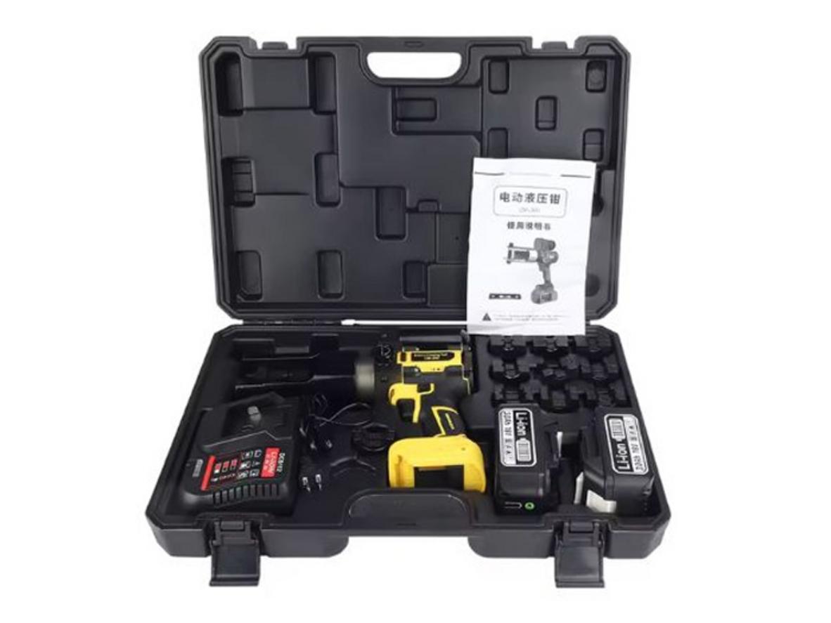 Pin 18V/4Ah giúp thi công cơ động, không vướng dây điện.