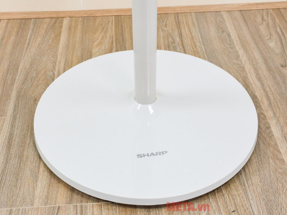 55W và sải cánh 40cm giúp quạt tạo gió mạnh, mát nhanh.