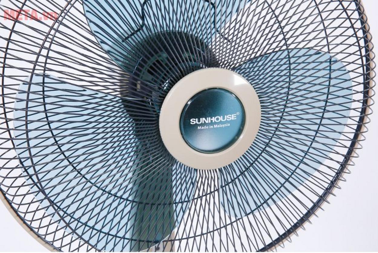 Công suất 60W và sải cánh 40 cm giúp làm mát hiệu quả.