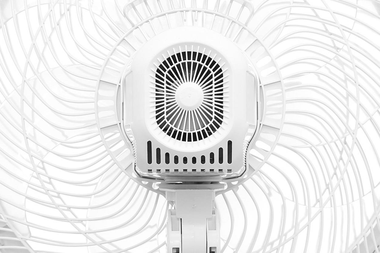 Động cơ bạc thau và Dual Cooling System giúp quạt êm, bền bỉ hơn.
