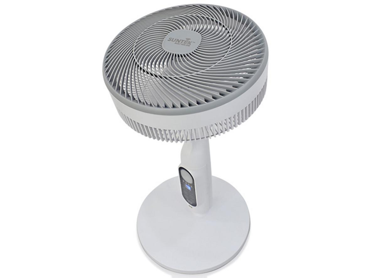 Bộ quạt năng lượng mặt trời Suntek SF-F8 với pin lớn, remote và tấm pin đi kèm.