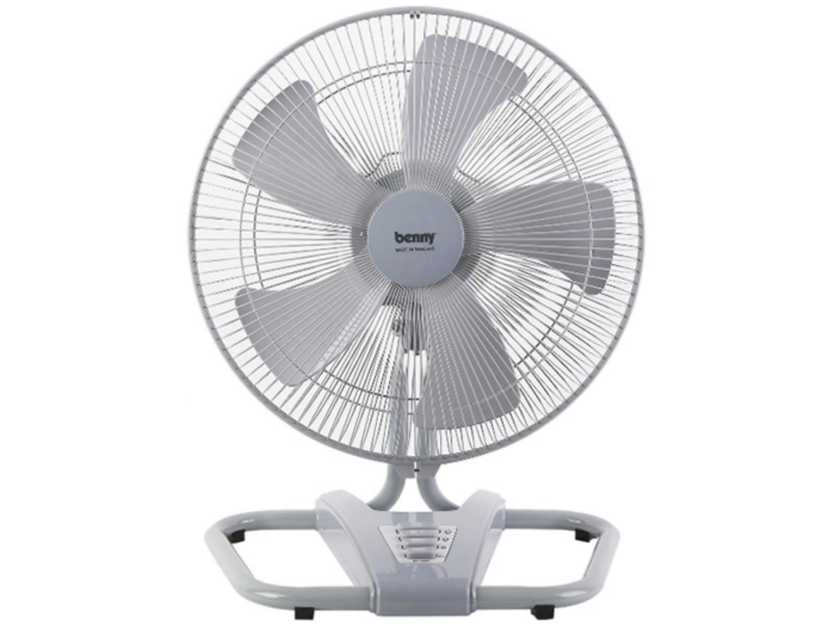 Quạt quỳ Benny BF181F (màu ghi) với thiết kế chân thấp gọn và luồng gió mạnh.