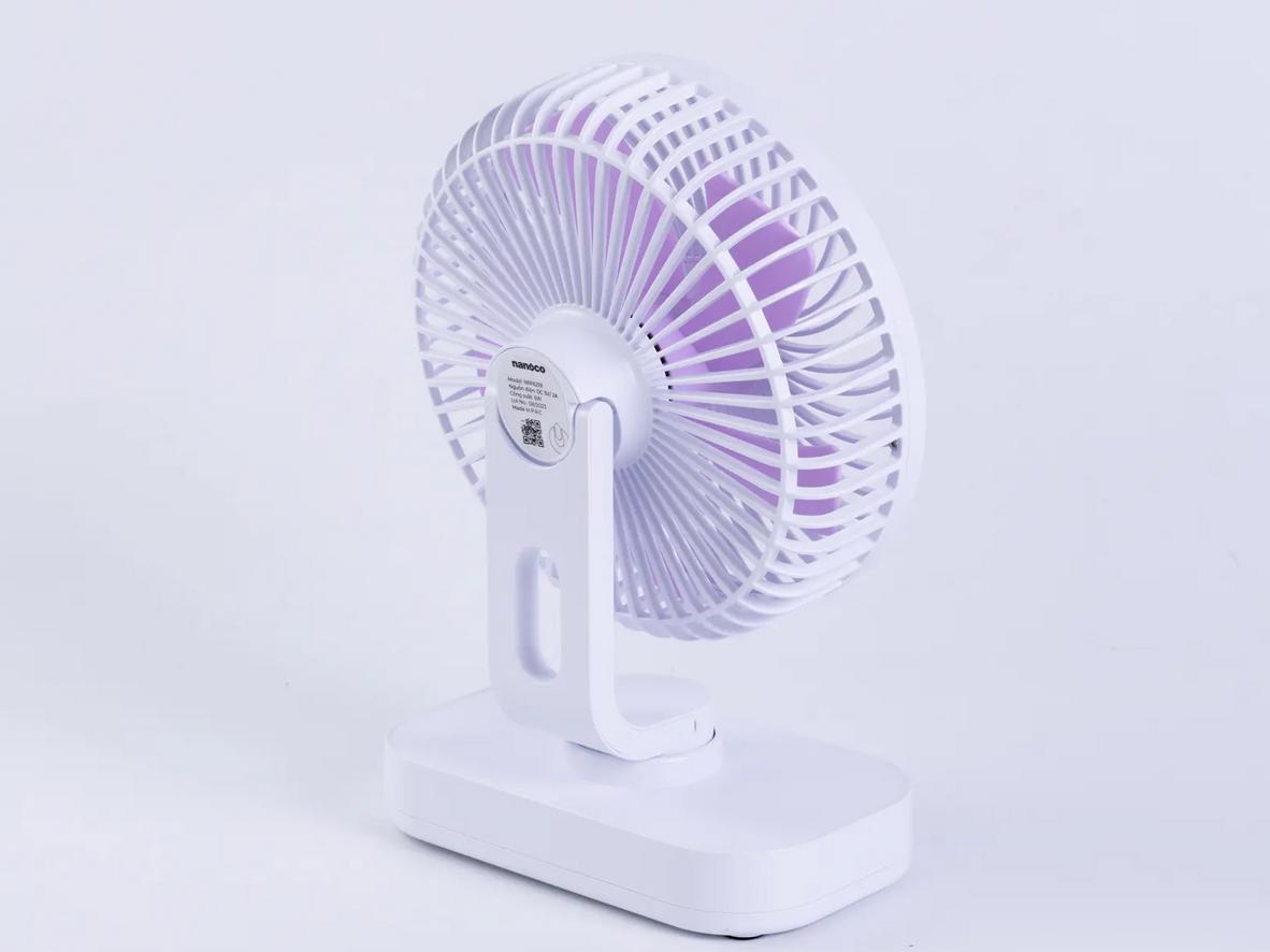 Quạt sạc Nanoco NRF6219W nhỏ gọn, có xoay và đèn LED.