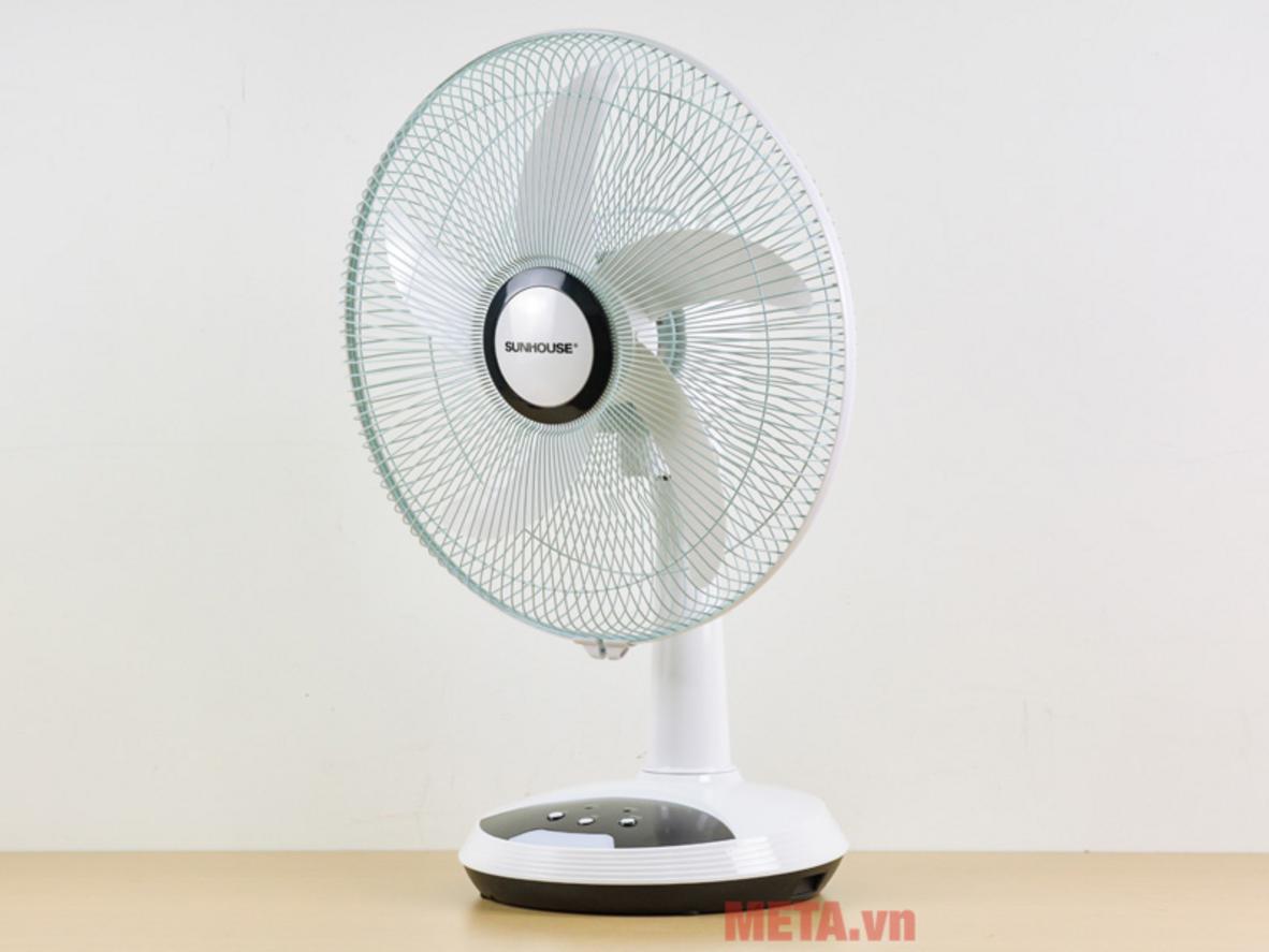 Pin sạc lớn giúp quạt hoạt động trong nhiều giờ khi mất điện.