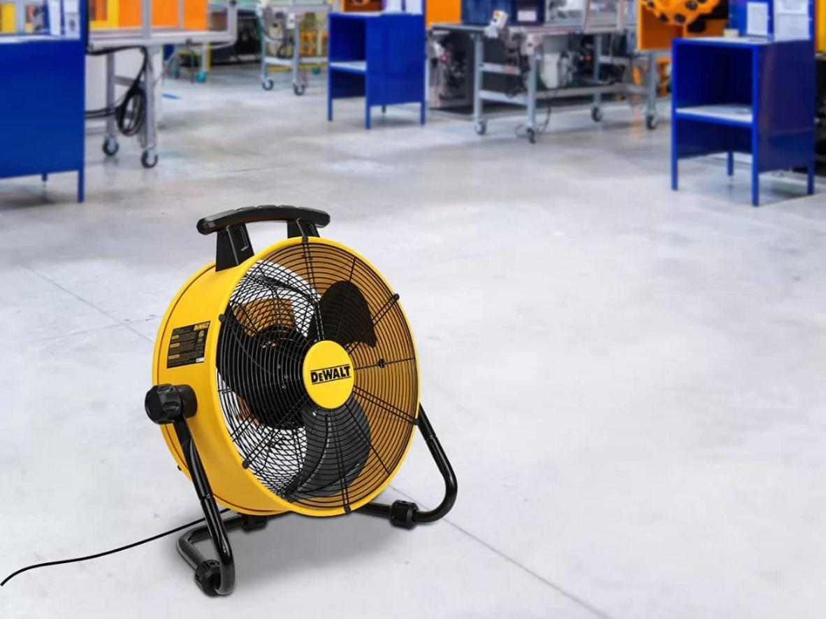 Motor không chổi than và cánh nhôm giúp quạt bền và tạo gió mạnh.