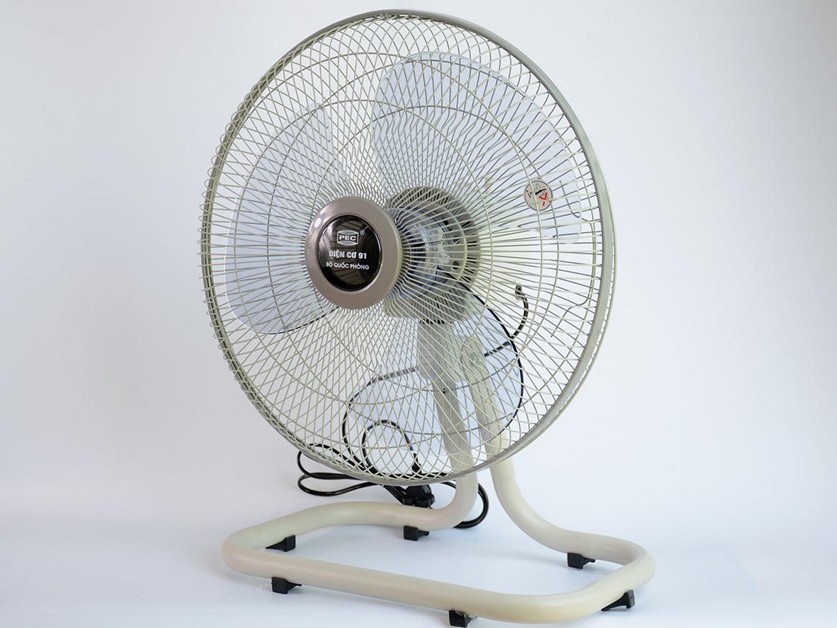Thiết kế chân quỳ và thân sắt giúp QS400 đứng vững, phù hợp các không gian cần làm mát nhanh.