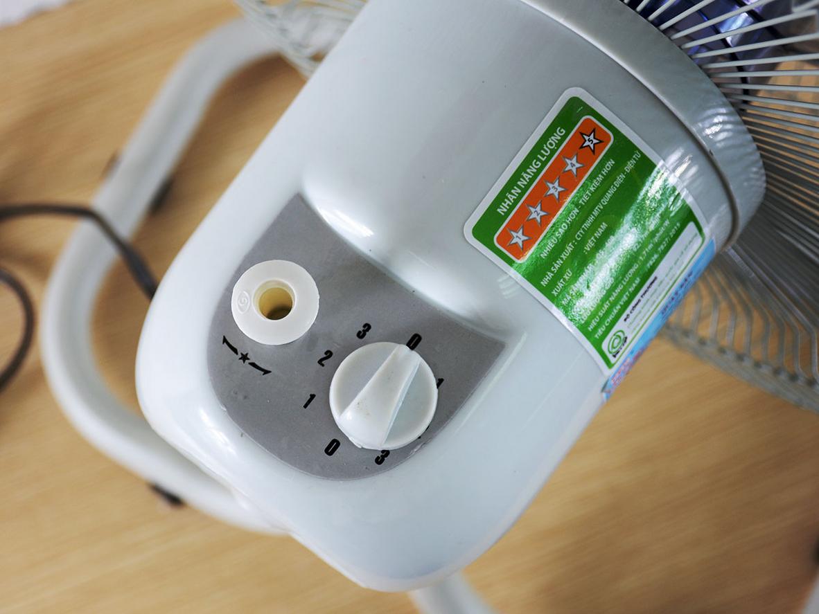 Quạt sàn thân sắt Điện Cơ 91 QS400 nổi bật với thân sắt chắc chắn và thiết kế chân quỳ ổn định.