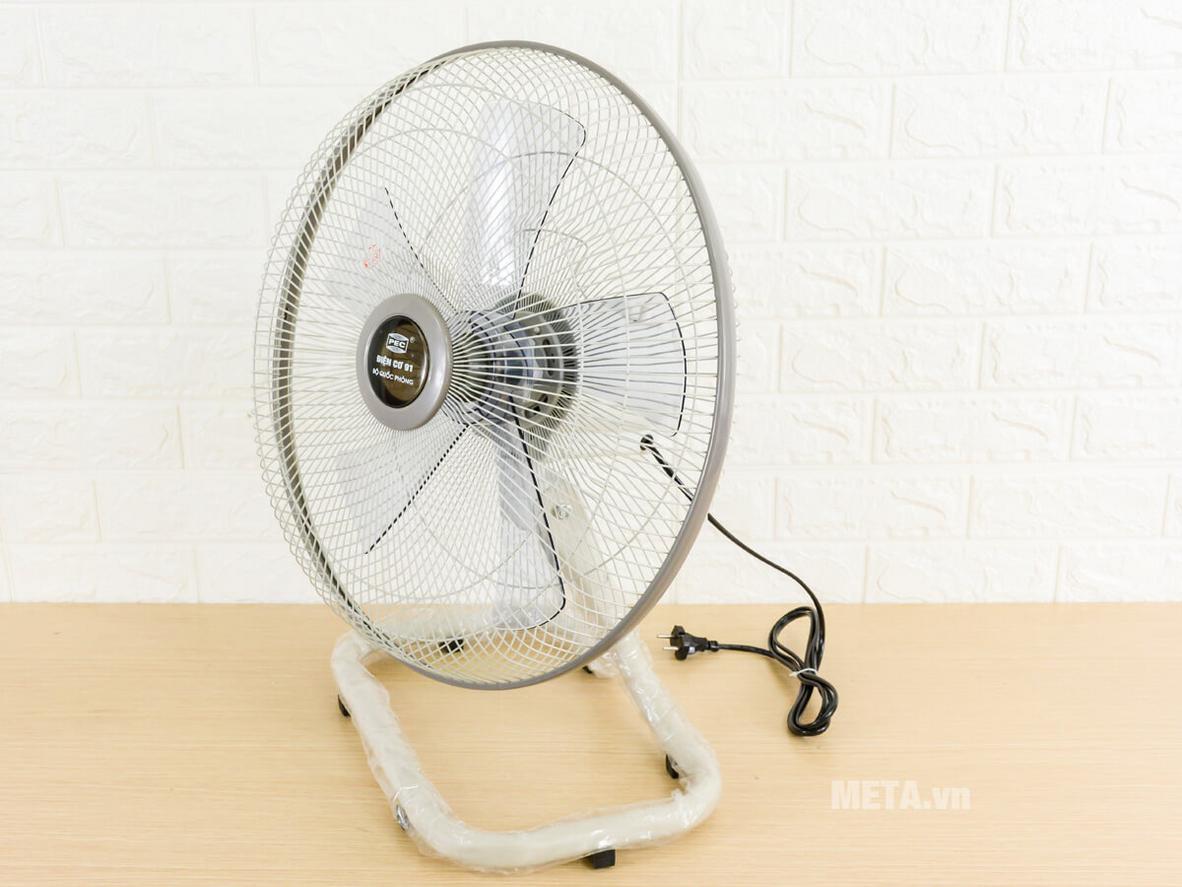 Quạt sàn thân sắt Điện Cơ 91 QS450 với thiết kế chân quỳ chắc chắn, phù hợp không gian cần gió mạnh.