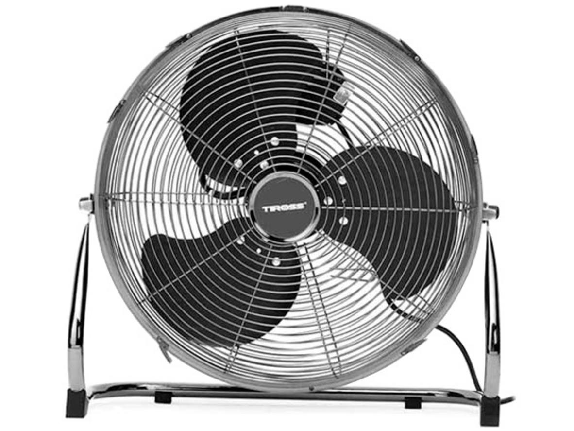 Cấu hình 65W và 3 cánh kim loại giúp TS957 tạo gió mạnh, thổi rộng.