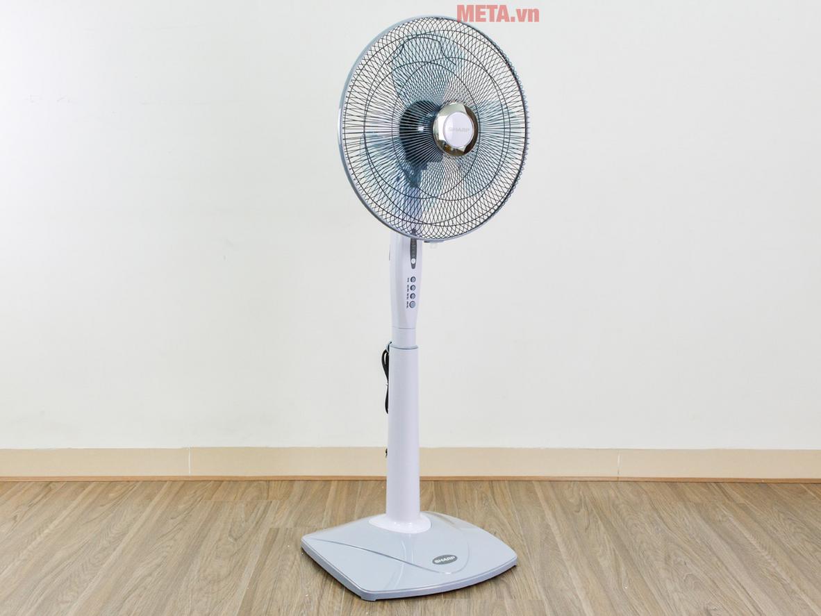 Remote điều khiển từ xa giúp sử dụng tiện lợi hơn.