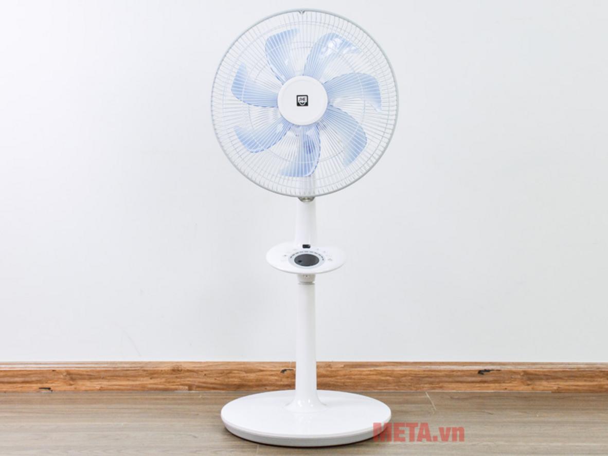 Remote và hẹn giờ 24 tiếng giúp dùng quạt tiện lợi hơn.