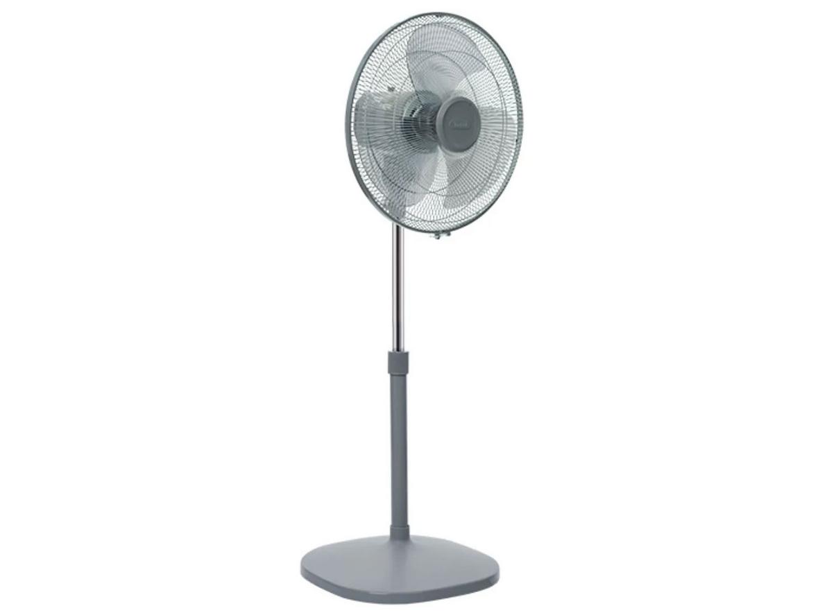 Sải cánh 40cm và chiều cao điều chỉnh giúp quạt linh hoạt trong nhiều không gian.