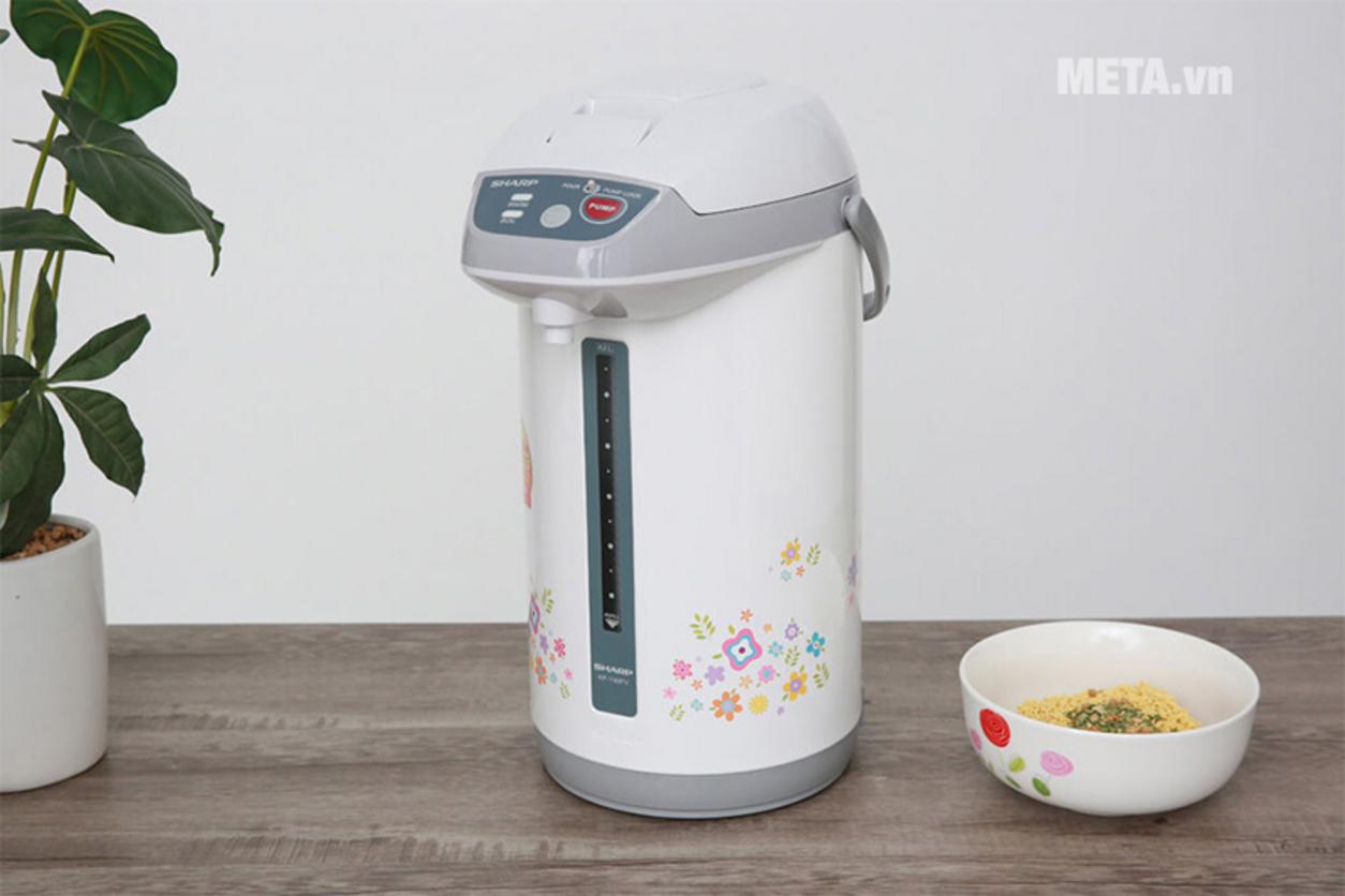 Dung tích 4 lít đáp ứng tốt nhu cầu nước nóng liên tục cho gia đình và văn phòng nhỏ.