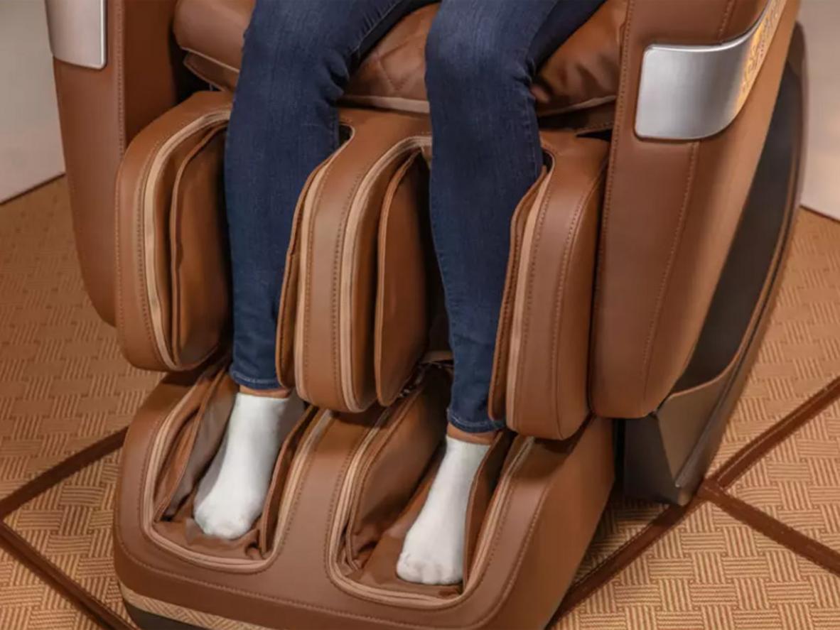 SL-Track 115cm và Body Scan giúp ghế ôm sát cơ thể, massage đúng vị trí.