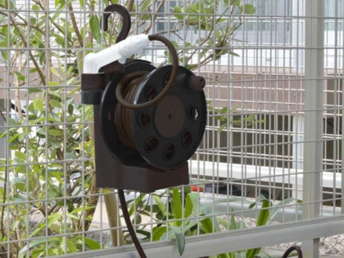 Thiết kế treo tường giúp khu vực tưới gọn và tiết kiệm diện tích.